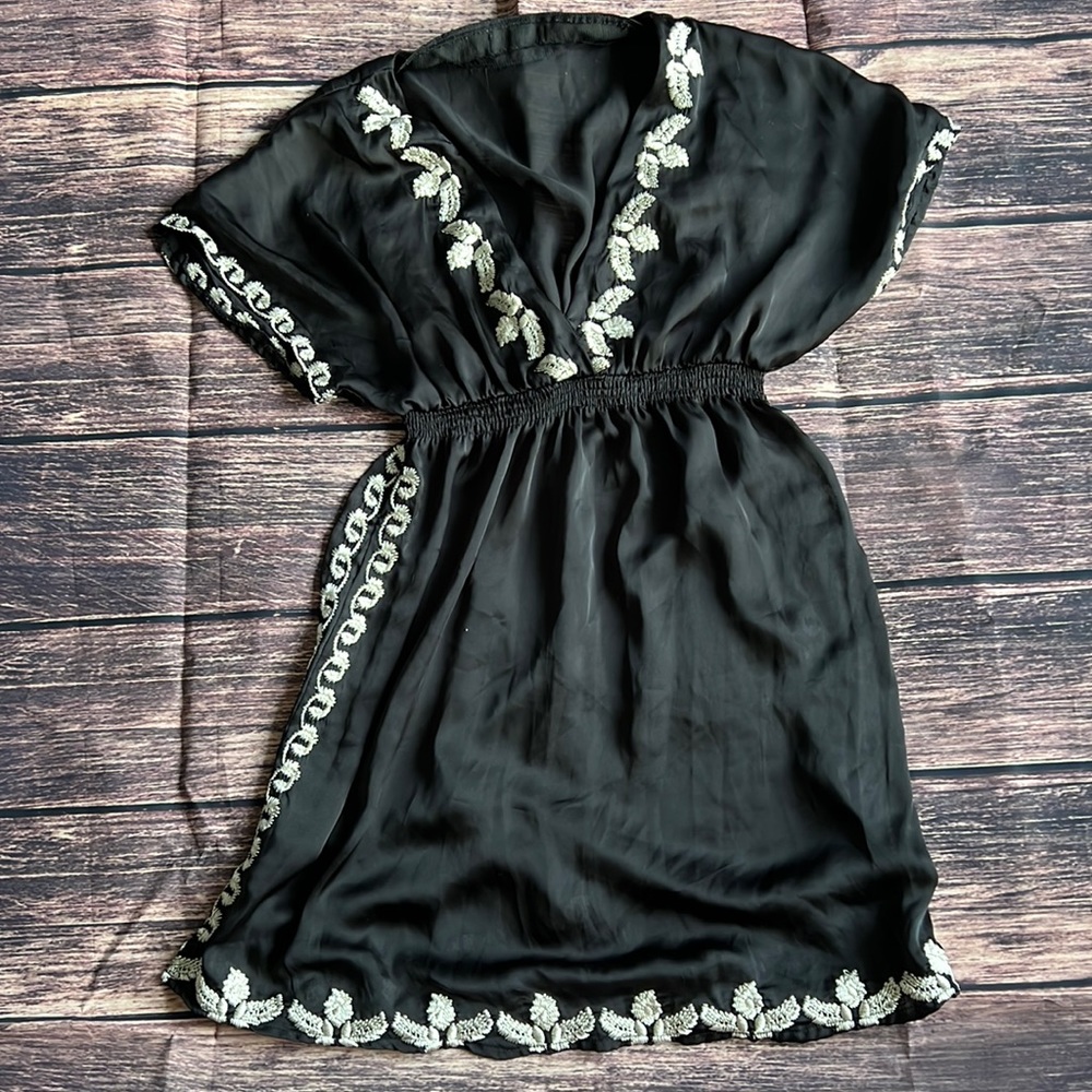 Forever 21 Black and white beach cover up. Silk material - M